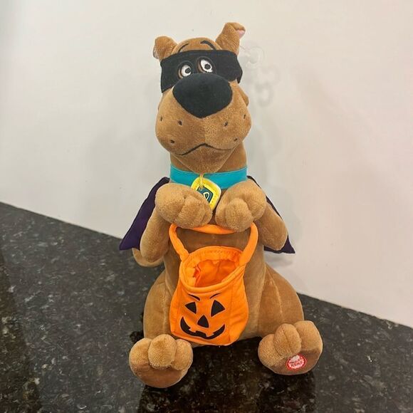 Hallmark Trick or Treatin' Scooby Doo Halloween Animated Talking Plush 12" 2008 - Picture 1 of 9